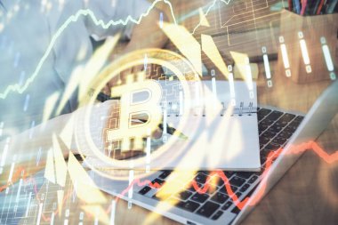 Kripto para birimi hologramı, Bitcoin, ellerin üstünde ico teması not tutuyor. Engelleme zinciri kavramı. Çoklu pozlama