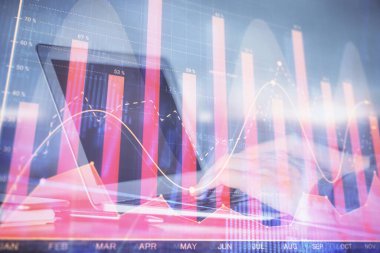 Arka planda dizüstü bilgisayar üzerinde çalışan adam ile borsa grafiği çift pozlama. Finansal analiz kavramı.