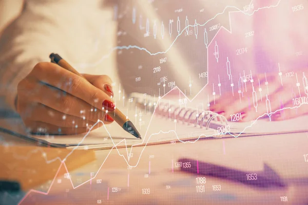 Doppelbelichtung von Frauenhänden, die Notizen mit dem Hologramm eines Devisengraphen machen. Konzept Aktienmarktanalyse. — Stockfoto