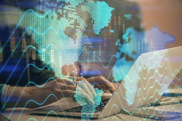 Doppelbelichtung des Marktdiagramms mit einem Mann, der am Computer im Hintergrund arbeitet. Konzept der Finanzanalyse. — Stockfoto