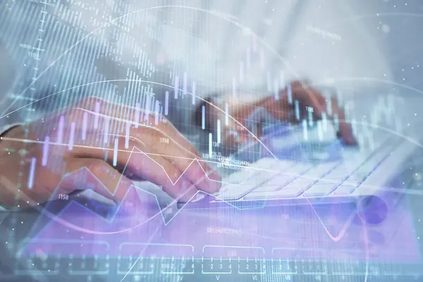 Doble exposición del gráfico con el hombre escribiendo en el ordenador en la oficina en segundo plano. Concepto de trabajo duro . — Foto de Stock