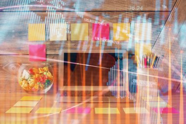 Grafik ve finansal bilgilere çifte maruz kalma ve bilgisayar geçmişi olan çalışma alanı. Uluslararası çevrimiçi ticaret kavramı.