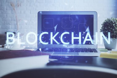 Engelleme zincirine ve kripto ekonomi temalı holograma ve bilgisayar arkaplanlı masaya çoklu maruz kalma. Bitcoin kripto para kavramı.