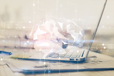 Bilgisayar ve beyin hologramı ile çalışma masasının çoklu açığı. Beyin fırtınası konsepti.