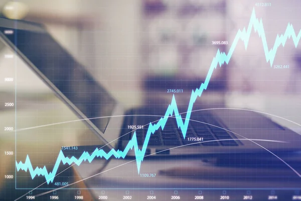 Голограмма графика Forex на столе с компьютерным фоном. Двойное воздействие. Концепция финансовых рынков. — стоковое фото