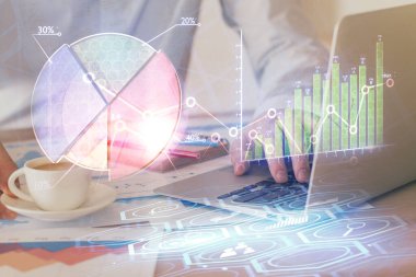 Arka planda ofiste bilgisayarda çalışan işadamı ile Forex grafiği. Sert çalışma kavramı. Çoklu pozlama.