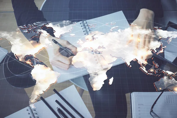 Holograma de negocios internacionales sobre las manos de las mujeres tomando notas antecedentes. Concepto de éxito. Doble exposición —  Fotos de Stock