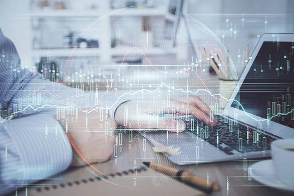 Multi exposición de gráfico del mercado de valores con el hombre que trabaja en la computadora en el fondo. Concepto de análisis financiero . —  Fotos de Stock