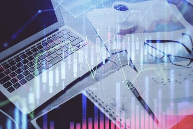 Masası ve kişisel bilgisayarı olan borsa grafiği. Çifte maruziyet. Mali analiz kavramı.