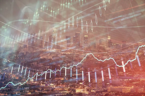 Gráfico financiero sobre paisaje nocturno de la ciudad con altos edificios de doble exposición de fondo. Concepto de análisis . —  Fotos de Stock