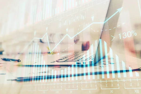 Holograma gráfico de Forex en la tabla con el fondo de la computadora. Exposición múltiple. Concepto de mercados financieros. —  Fotos de Stock