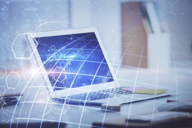 Bilgisayarlı ve dünya haritalı hologramlı çok katlı bir tablo. Uluslararası veri ağı kavramı.