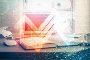 Bilgisayar masaüstünde, okların hologramını gösteriyor. Çifte maruziyet. Başarı kavramı.