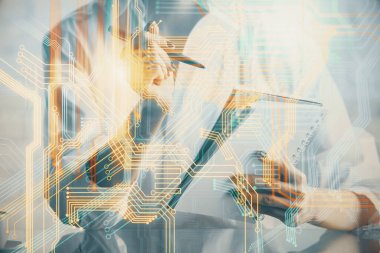 Dünya haritası hologramı ve veri tema simgeleriyle notlar alan ellerin çifte pozlanması. Uluslararası ağ verilerinin kavramı.