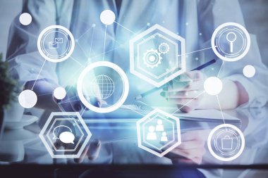 Kadınların el yazısı üzerine sosyal ağ temalı hologram. Uluslararası insanlar birbirine bağlanır. Çift pozlama