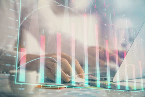 Doble exposición del gráfico de divisas con el hombre que trabaja en la computadora en el fondo. Concepto de análisis de mercado . — Foto de Stock