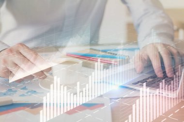 Arka planda ofiste bilgisayarda çalışan işadamı ile Forex grafiği. Sert çalışma kavramı. Çift Pozlama.