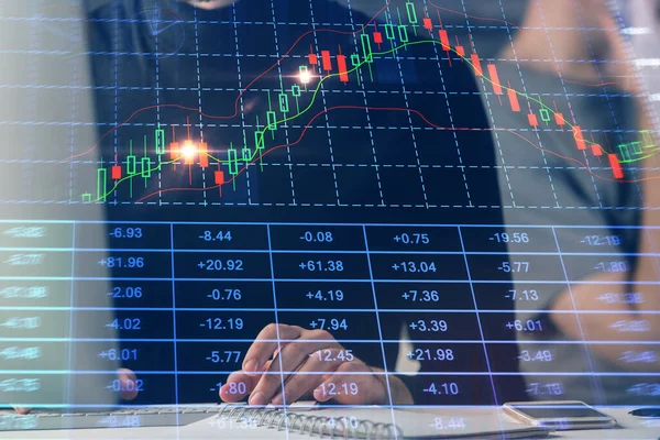 Forex Graph met zakenman typen op de computer in Office op de achtergrond. Concept van analyse. Dubbele belichting. — Stockfoto