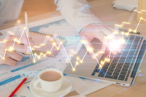 Forex Graph met zakenman werken op de computer in Office op de achtergrond. Concept van hard werken. Dubbele belichting. — Stockfoto