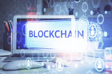 Engelleme zincirine ve kripto ekonomi temalı holograma ve bilgisayar arkaplanlı masaya çoklu maruz kalma. Bitcoin kripto para kavramı.