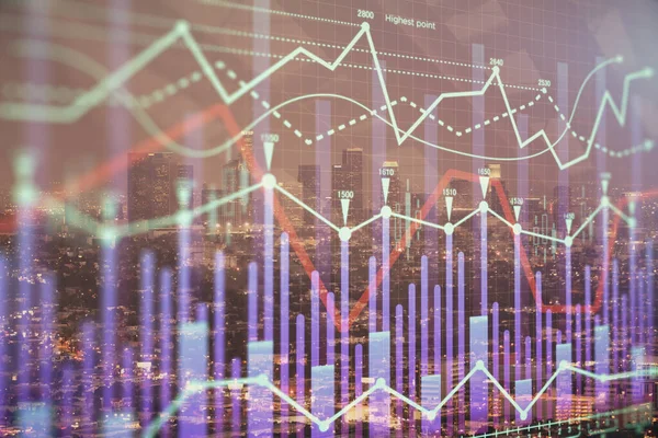 Gráfico financeiro sobre paisagem da cidade noturna com edifícios altos de fundo exposição dupla. Conceito de análise . — Fotografia de Stock