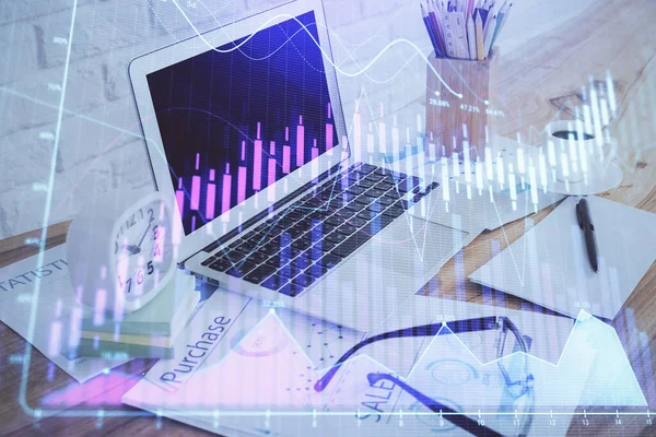 Pénzpiaci grafikon hologram és személyi számítógép a háttérben. Dupla expozíció. A forex fogalma. — Stock Fotó