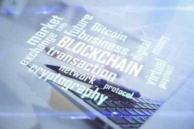Engelleme zincirine ve kripto ekonomi temalı holograma ve bilgisayar arkaplanlı masaya çoklu maruz kalma. Bitcoin kripto para kavramı.