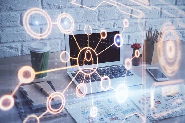 Computer op desktop met sociaal netwerk hologram. Meervoudige blootstelling. Concept van internationale mensenconnecties. — Stockfoto