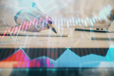 Forex grafik hologramı ile not lar yapan kadın ellerinin çift pozlama. Kavram teknik analizi.