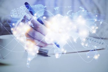 Uluslararası iş hologram üzerinde kadın eller notları arka plan alarak. Başarı kavramı. Çift Pozlama