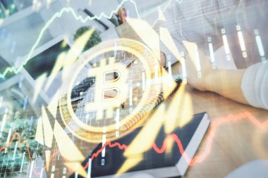 Kripto para birimi hologramı, notlar alan ellerin üzerinde arka plan. Blockchain kavramı. Çoklu pozlama