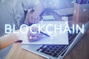 Kripto para birimi hologramı, Bitcoin, ellerin üstünde ico teması not tutuyor. Engelleme zinciri kavramı. Çoklu pozlama