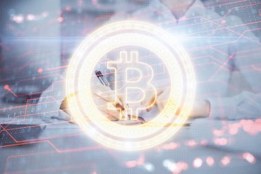 Kripto para birimi hologramı, Bitcoin, ellerin üstünde ico teması not tutuyor. Engelleme zinciri kavramı. Çoklu pozlama