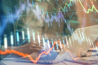 Arka planda bilgisayarda çalışan bir adamla piyasa grafiği iki katına çıktı. Mali analiz kavramı.