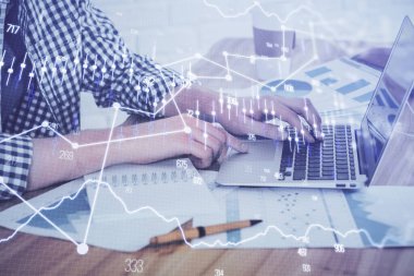 Arka planda bilgisayar üzerinde çalışan adam ile borsa grafiği çoklu pozlama. Finansal analiz kavramı.