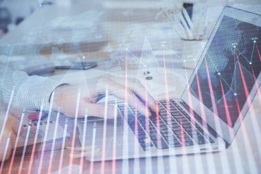 Arka planda dizüstü bilgisayar üzerinde çalışan adam ile borsa grafiği çift pozlama. Finansal analiz kavramı.
