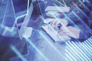 Adam ile mali grafik çift pozlama arka planda ofiste çalışır. Analiz kavramı.