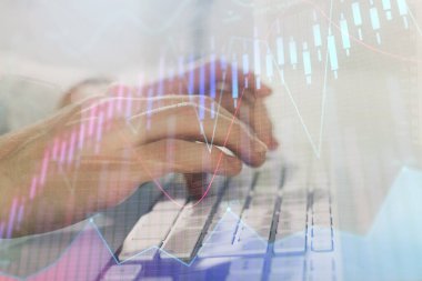 Adam arka planda ofiste bilgisayarda yazarak grafik çift pozlama. Zor iş kavramı. Closeup.