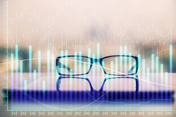 テーブルの上に眼鏡をかけた金融グラフのホログラム。ビジネスの概念。二重露光. — ストック写真