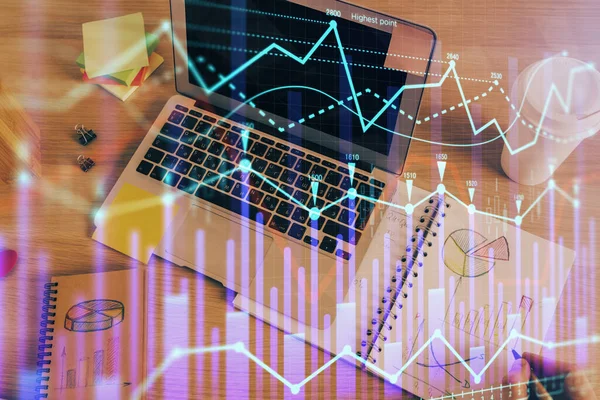 Doppelbelichtung der Hände, die Notizen des Aktienmarktes mit Devisendiagramm schreiben. — Stockfoto