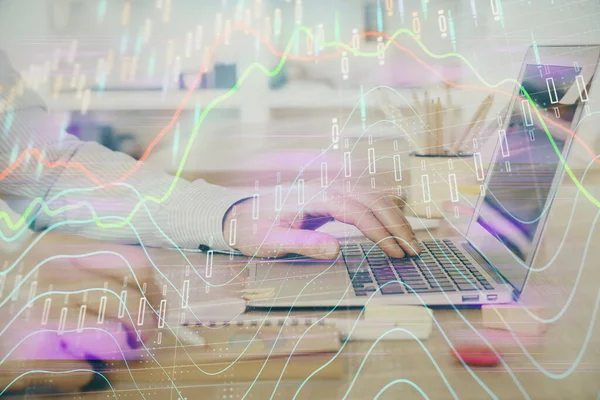 Multi exposure van de beurs grafiek met de man werken op de laptop op de achtergrond. Concept financiële analyse. — Stockfoto