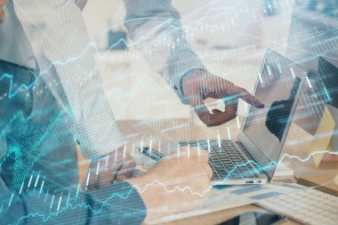 Adam arka planda ofiste bilgisayarda yazarak grafik çift pozlama. Zor iş kavramı. Closeup.