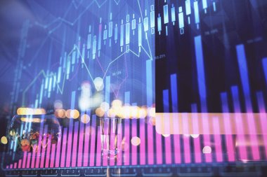 Finansal pazar grafiği hologramı ve kişisel bilgisayar arka planda. Çoklu maruz kalma. Önx kavramı.