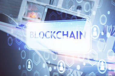Engelleme zincirine ve kripto ekonomi temalı holograma ve bilgisayar arkaplanlı masaya çoklu maruz kalma. Bitcoin kripto para kavramı.