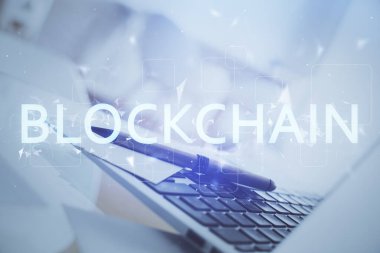 Engelleme zincirine ve kripto ekonomi temalı holograma ve bilgisayar arkaplanlı masaya çoklu maruz kalma. Bitcoin kripto para kavramı.