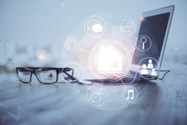 Ofisteki masaüstü bilgisayar geçmişi ve büyük kasaba binaları hologram çizimi. Çifte maruziyet. Akıllı şehir konsepti.