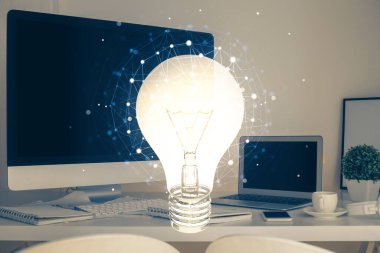 Bilgisayar ofisinde ampul simgesi hologramıyla birlikte. Çoklu maruz kalma. Fikir kavramı.