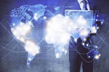 Arka planda dizüstü bilgisayar üzerinde çalışan işadamı çift pozlama. Önde uluslararası iş hologramı. Başarı kavramı.