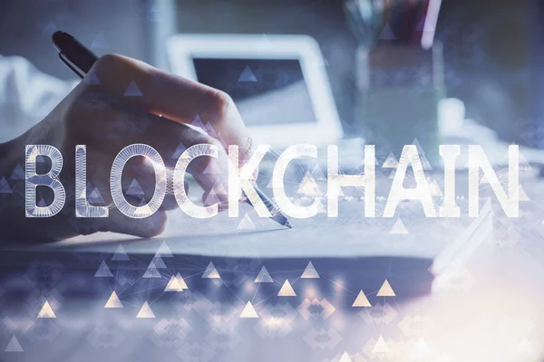 Ologramma criptovaluta, bitcoin, ICO tema sopra le mani prendendo appunti di sfondo. Concetto di blockchain. Multi esposizione — Foto Stock