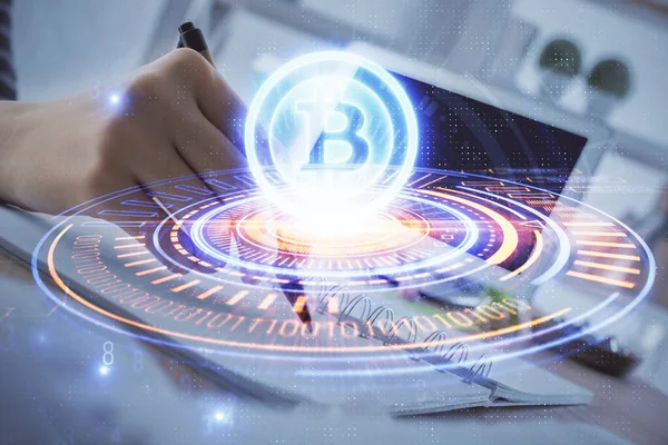 Κρυπτονόμισμα ολόγραμμα, bitcoin, ico θέμα πάνω από τα χέρια κρατώντας σημειώσεις φόντο. Έννοια του μπλοκαρίσματος. Πολλαπλή έκθεση — Φωτογραφία Αρχείου